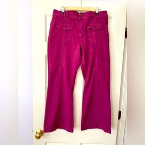 Womens A.E stretch low rise flared pant.EUC 14 Short